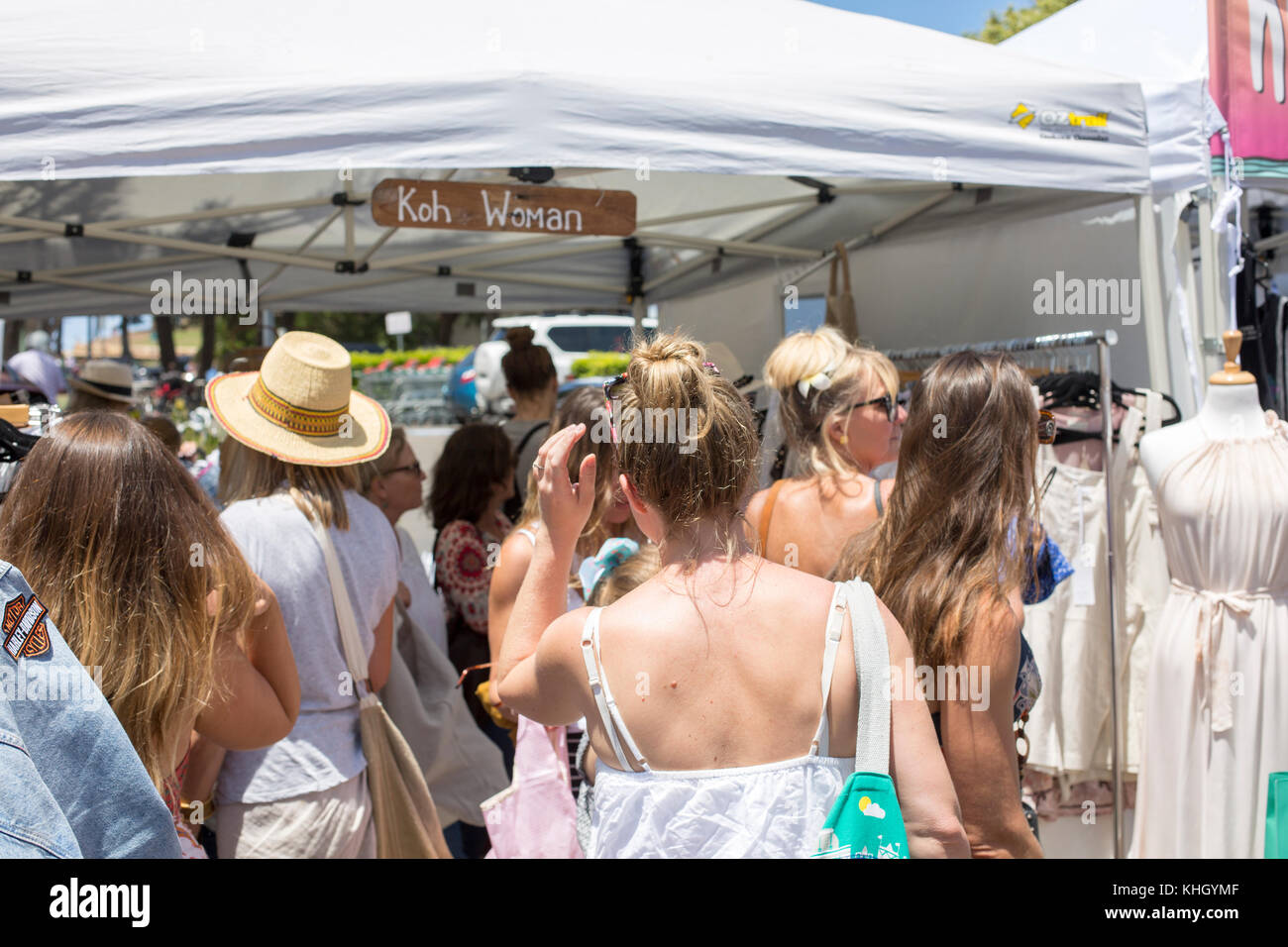 Avalon Beach, Sydney, domenica 19 novembre 2017. La comunità annuale giorno di mercato a Avalon Beach offre oltre 400 bancarelle che vendono artigianato, abbigliamento, gioielli, arte e doni. Credito: martin berry/Alamy Live News Foto Stock