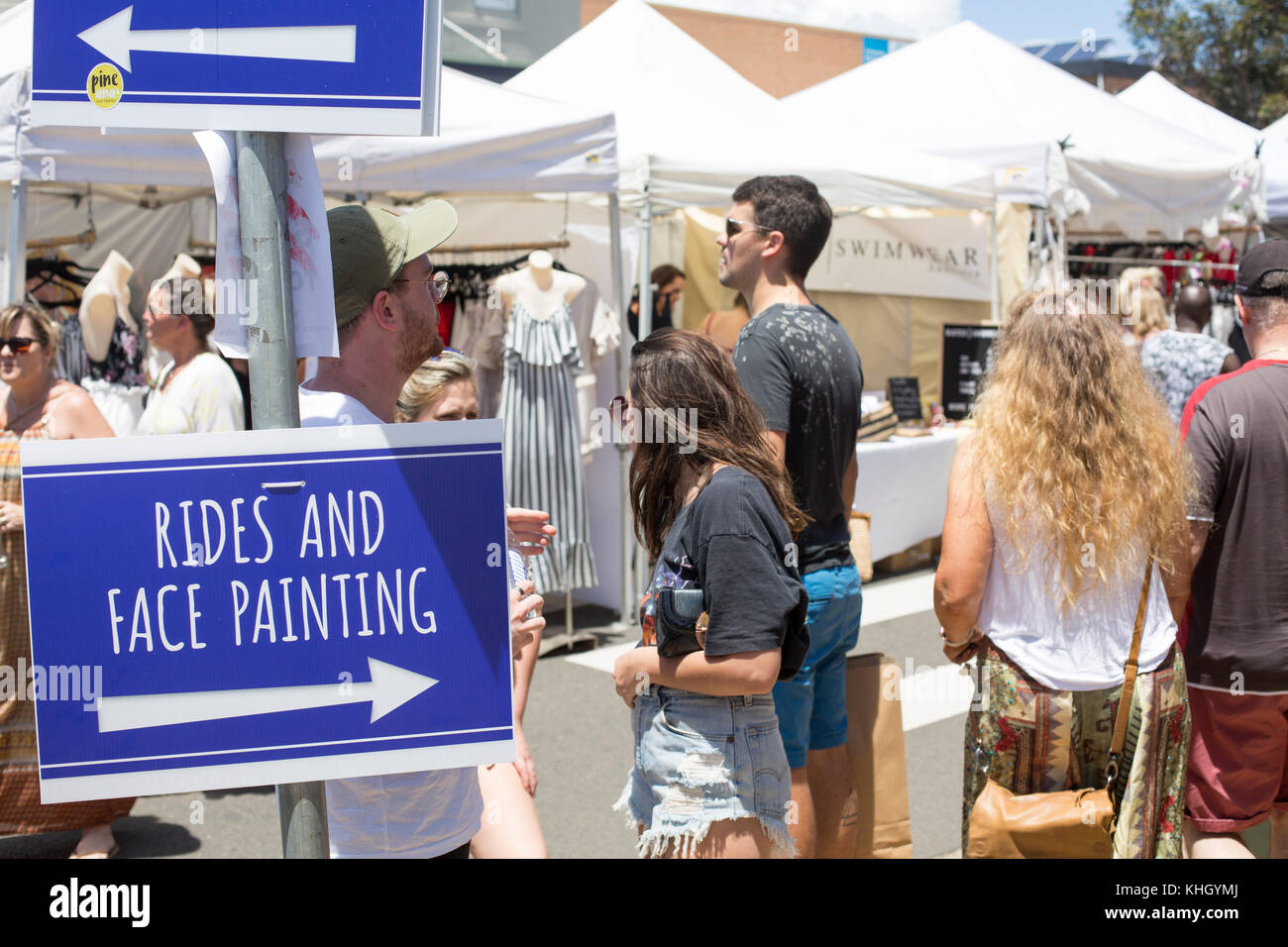 Avalon Beach, Sydney, domenica 19 novembre 2017. La comunità annuale giorno di mercato a Avalon Beach offre oltre 400 bancarelle che vendono artigianato, abbigliamento, gioielli, arte e doni. Credito: martin berry/Alamy Live News Foto Stock