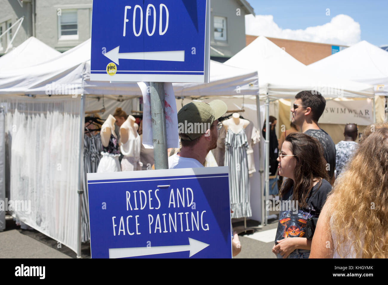 Avalon Beach, Sydney, domenica 19 novembre 2017. La comunità annuale giorno di mercato a Avalon Beach offre oltre 400 bancarelle che vendono artigianato, abbigliamento, gioielli, arte e doni. Credito: martin berry/Alamy Live News Foto Stock