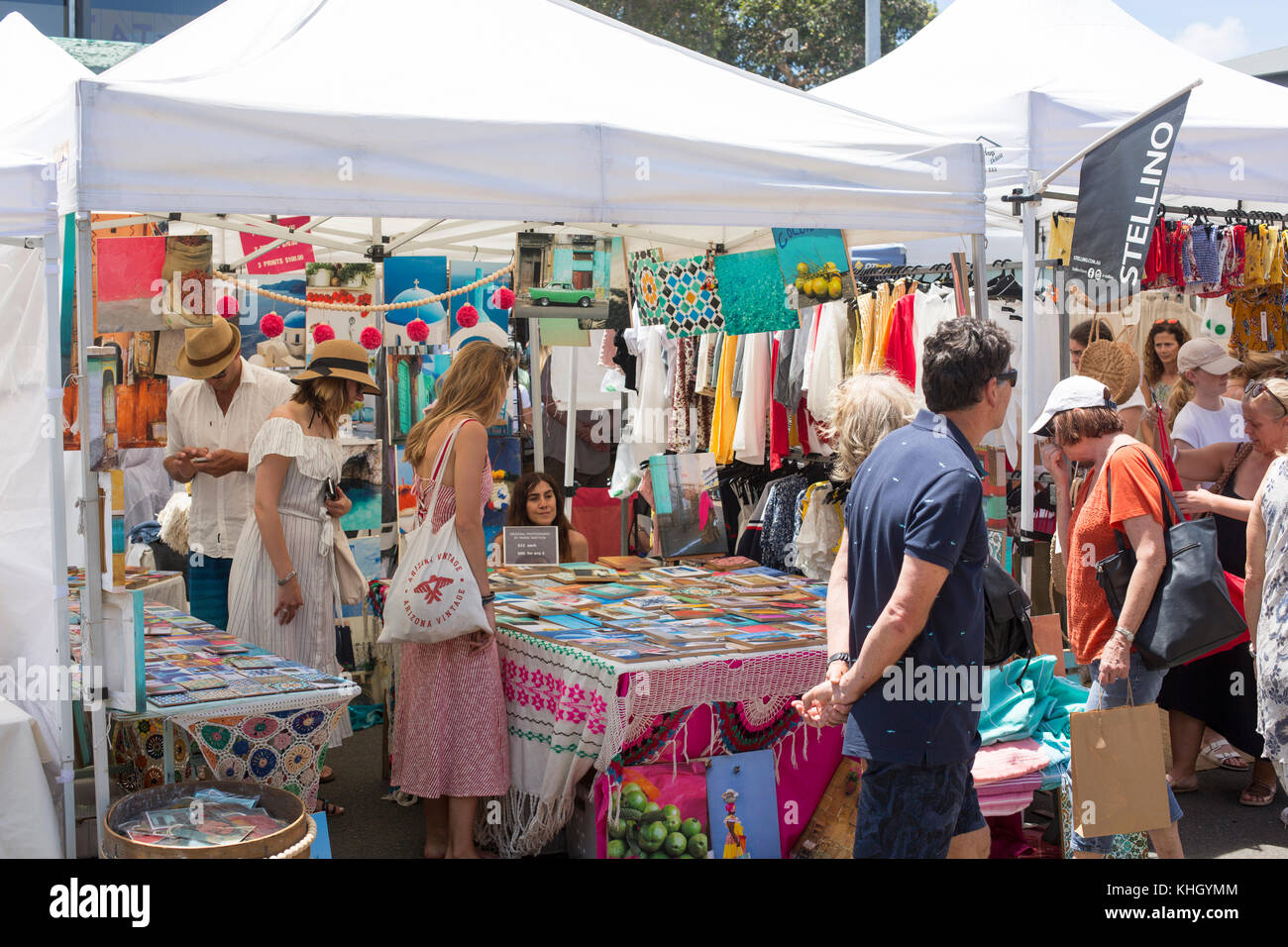 Avalon Beach, Sydney, domenica 19 novembre 2017. La comunità annuale giorno di mercato a Avalon Beach offre oltre 400 bancarelle che vendono artigianato, abbigliamento, gioielli, arte e doni. Credito: martin berry/Alamy Live News Foto Stock