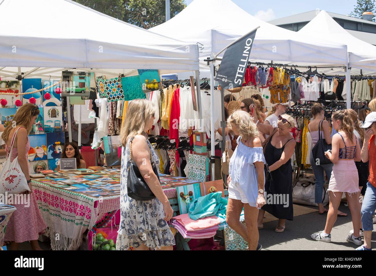 Avalon Beach, Sydney, domenica 19 novembre 2017. La comunità annuale giorno di mercato a Avalon Beach offre oltre 400 bancarelle che vendono artigianato, abbigliamento, gioielli, arte e doni. Credito: martin berry/Alamy Live News Foto Stock