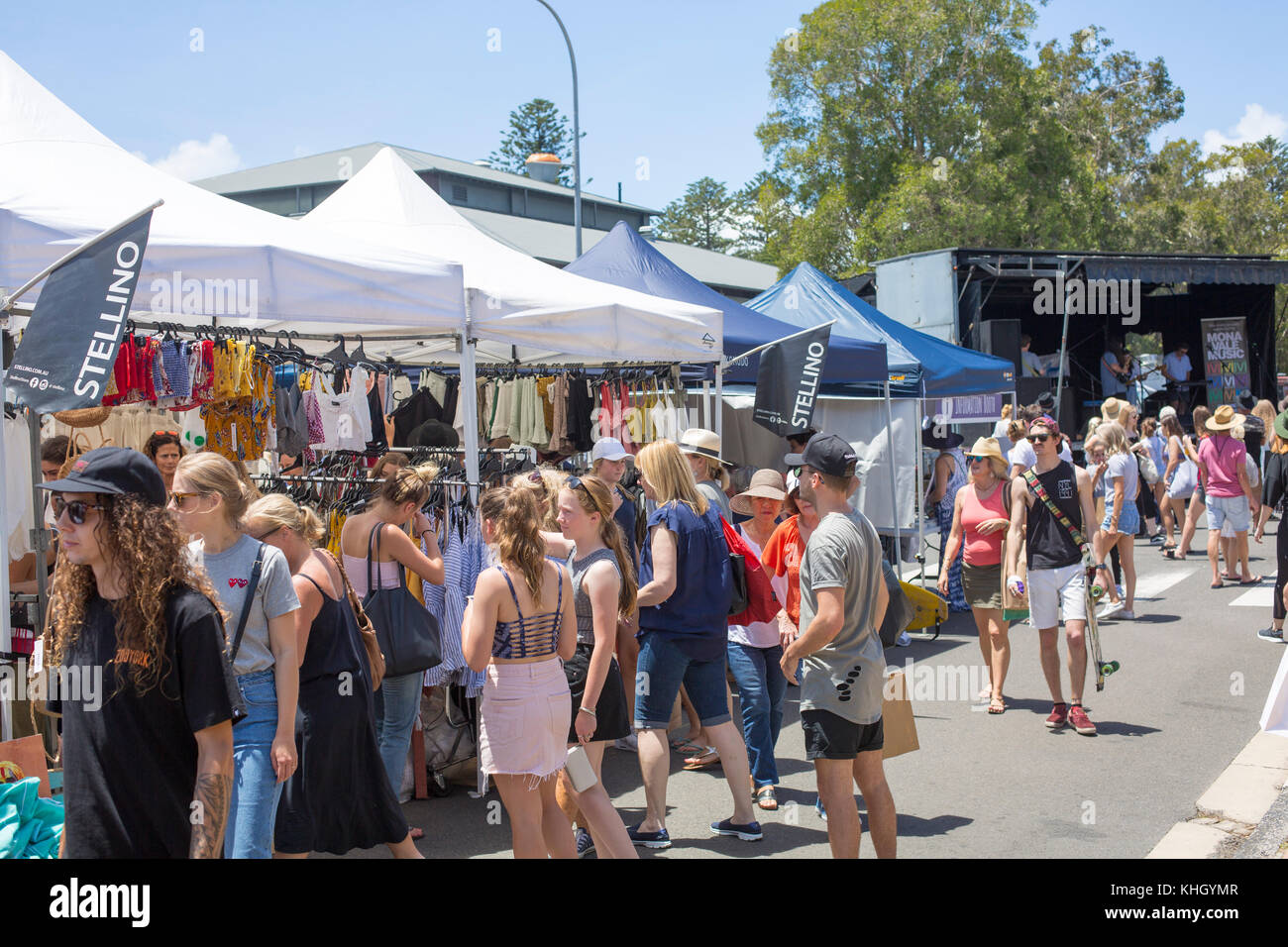 Avalon Beach, Sydney, domenica 19 novembre 2017. La comunità annuale giorno di mercato a Avalon Beach offre oltre 400 bancarelle che vendono artigianato, abbigliamento, gioielli, arte e doni. Credito: martin berry/Alamy Live News Foto Stock