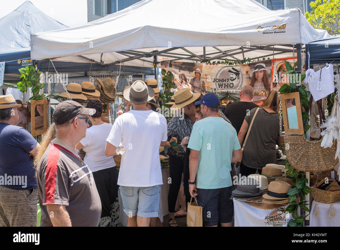 Avalon Beach, Sydney, domenica 19 novembre 2017. Il giorno annuale del mercato comunitario ad Avalon Beach presenta oltre 400 bancarelle che vendono artigianato, abbigliamento, gioielli, arte e regali. Gli uomini che indossano cappelli curiosano tra le bancarelle del mercato. Crediti: martin berry/Alamy Live News Foto Stock