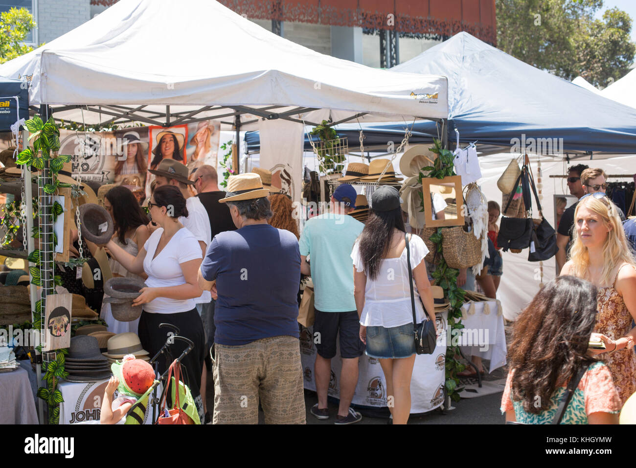 Avalon Beach, Sydney, domenica 19 novembre 2017. La comunità annuale giorno di mercato a Avalon Beach offre oltre 400 bancarelle che vendono artigianato, abbigliamento, gioielli, arte e doni. Credito: martin berry/Alamy Live News Foto Stock
