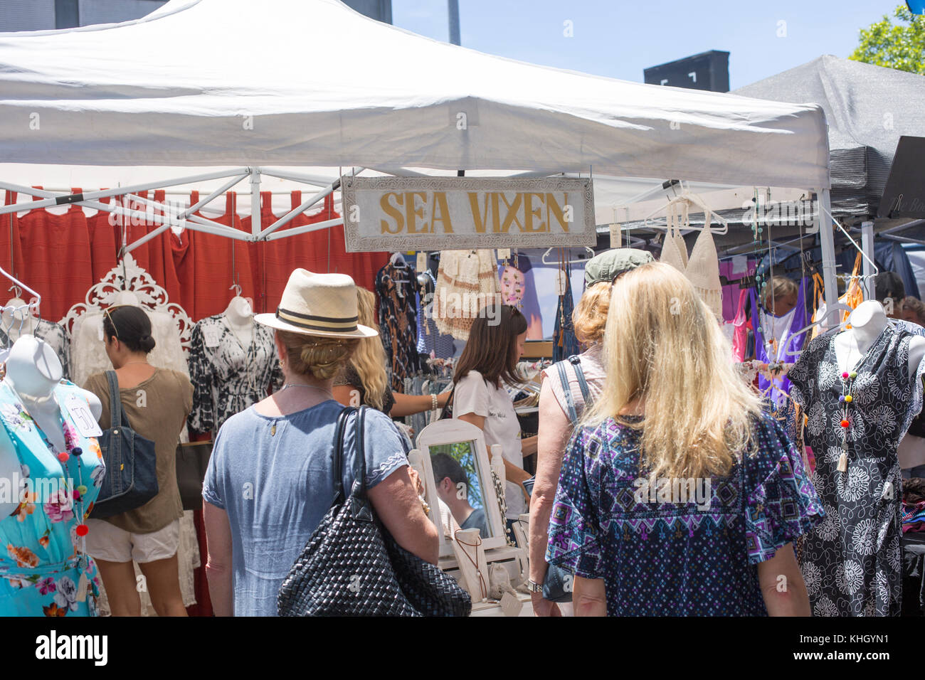 Avalon Beach, Sydney, domenica 19 novembre 2017. La comunità annuale giorno di mercato a Avalon Beach offre oltre 400 bancarelle che vendono artigianato, abbigliamento, gioielli, arte e doni. Credito: martin berry/Alamy Live News Foto Stock