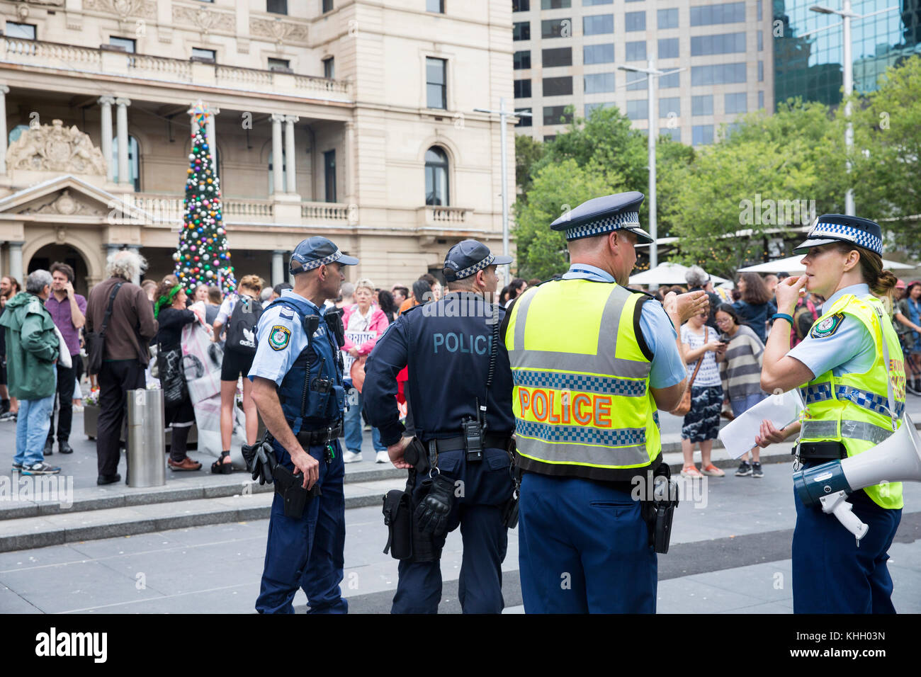 Sydney, Australia. Sabato 18 novembre 2017. La Refugee Action Colation ha organizzato una protesta a Circular Quay Sydney per chiedere al governo australiano di insediare rifugiati in Australia. Agenti di polizia del nuovo Galles del Sud presenti per mantenere l'ordine pubblico, uomini e donne agenti di polizia di Sydney credito: martin berry/Alamy Live News Foto Stock