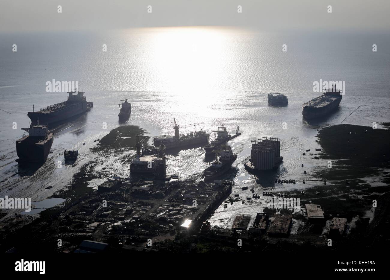 Chittagong, Bangladesh. 19 novembre 2017. Numerose navi naufragate a Chittagong, Bangladesh, 19 novembre 2017. Chittagong è uno dei più grandi cimiteri navali del mondo. Crediti: Kay Nietfeld/dpa/Alamy Live News Foto Stock