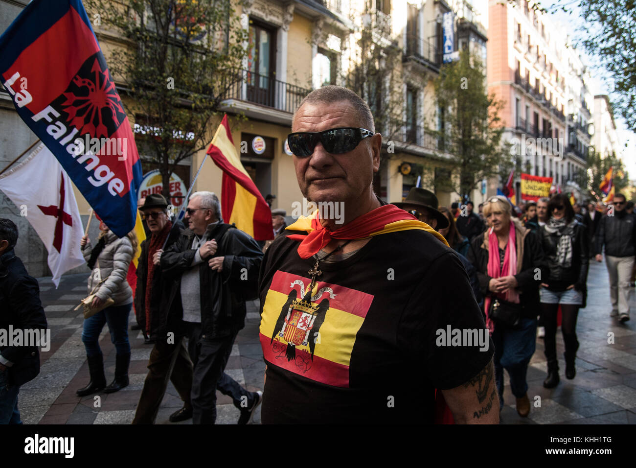 Madrid, Spagna. Xix nov, 2017. un sostenitore di franco con una bandiera fascista in marcia durante un rally che commemora la XLII anniversario del dittatore Francisco Franco della morte, in Spagna a Madrid. Credito: Marcos del mazo/alamy live news Foto Stock