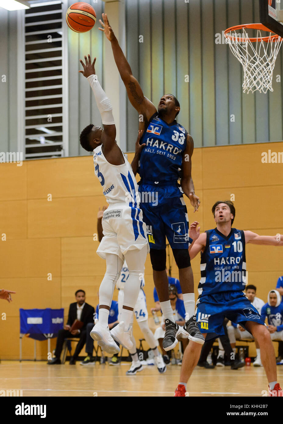 Karlsruhe, Germania. 19 Nov 2017. Sherman Edward Gay (Cailsheim) im duelli con Richard Williams (Lions Karlsruhe). GES/ Basketball/ Prosa: PSK Lions - Cailsheim Merlins, 19.11.2017 -- |utilizzo in tutto il mondo credito: dpa/Alamy Live News Foto Stock Karlsruhe, Germania. 19 Nov 2017. Sherman Edward Gay (Cailsheim) im duelli con Richard Williams (Lions Karlsruhe). GES/ Basketball/ Prosa: PSK Lions - Cailsheim Merlins, 19.11.2017 -- |utilizzo in tutto il mondo credito: dpa/Alamy Live News Foto Stock