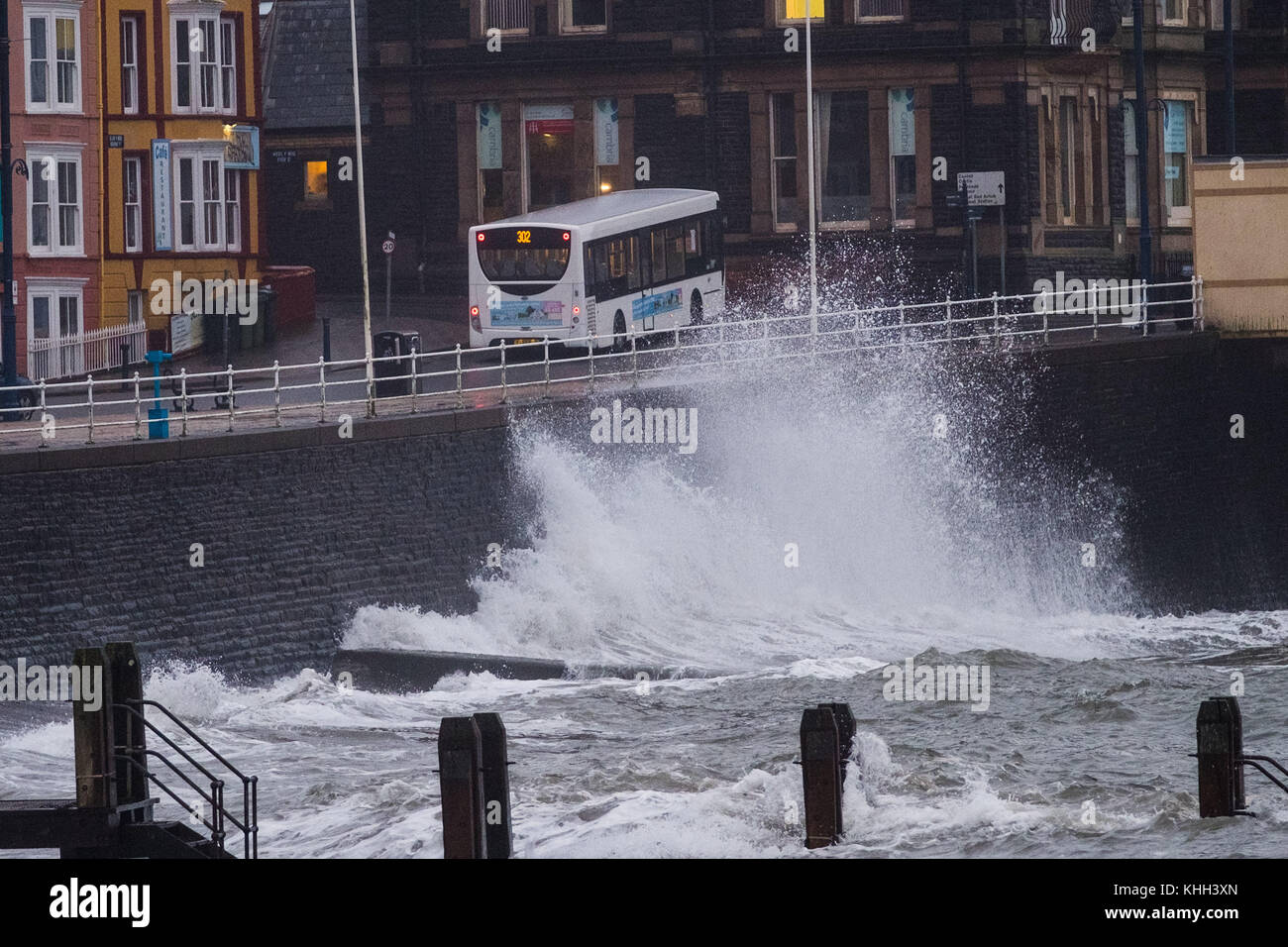 Aberystwyth Wales UK, lunedì 20 novembre 2017 uk meteo: alta marea e forti venti si combinano per portare onde si infrangono nella passeggiata sul mare nelle prime ore del mattino in Aberystwyth, il cardigan bay costa del Galles occidentale Photo credit: keith morris/alamy live news Foto Stock