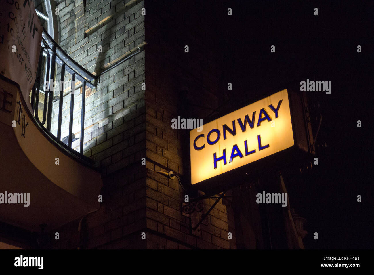 Ripresa notturna della segnaletica Conway Hall, sede della Ethical Society's 1920s in Red Lion Square, Londra WC1, Regno Unito Foto Stock