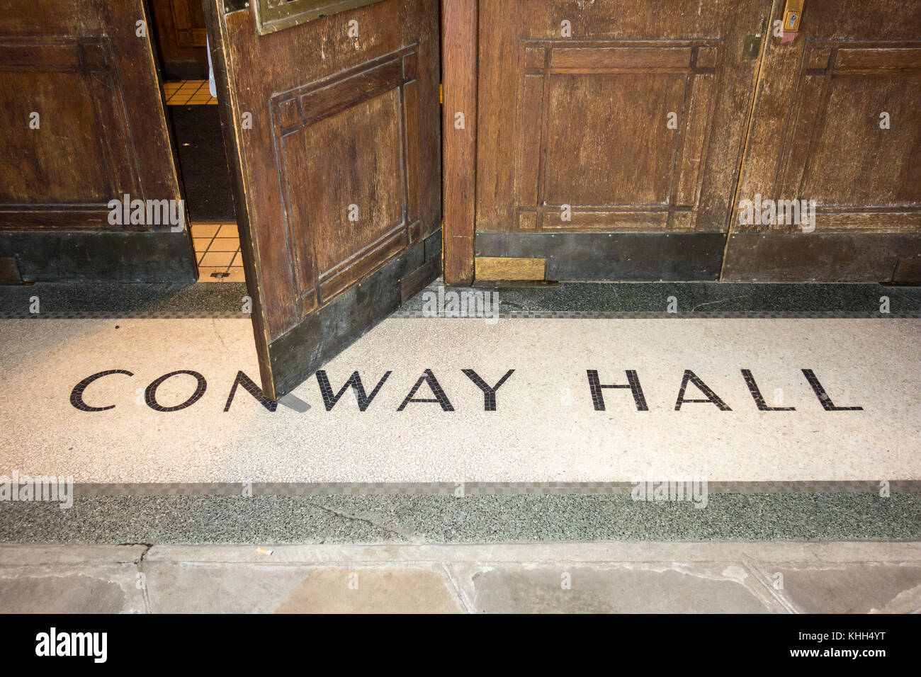 L'ingresso principale di Conway Hall, gli aspetti etici della società 1920s sede su Red Lion Square, Londra WC1, Regno Unito Foto Stock