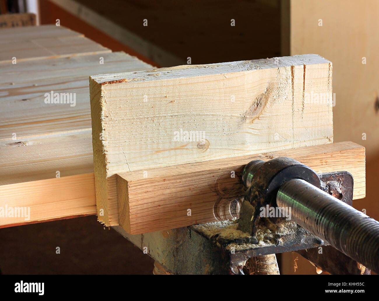 Legno bianco sul fascio di falegnameria macchina per la lavorazione Foto Stock