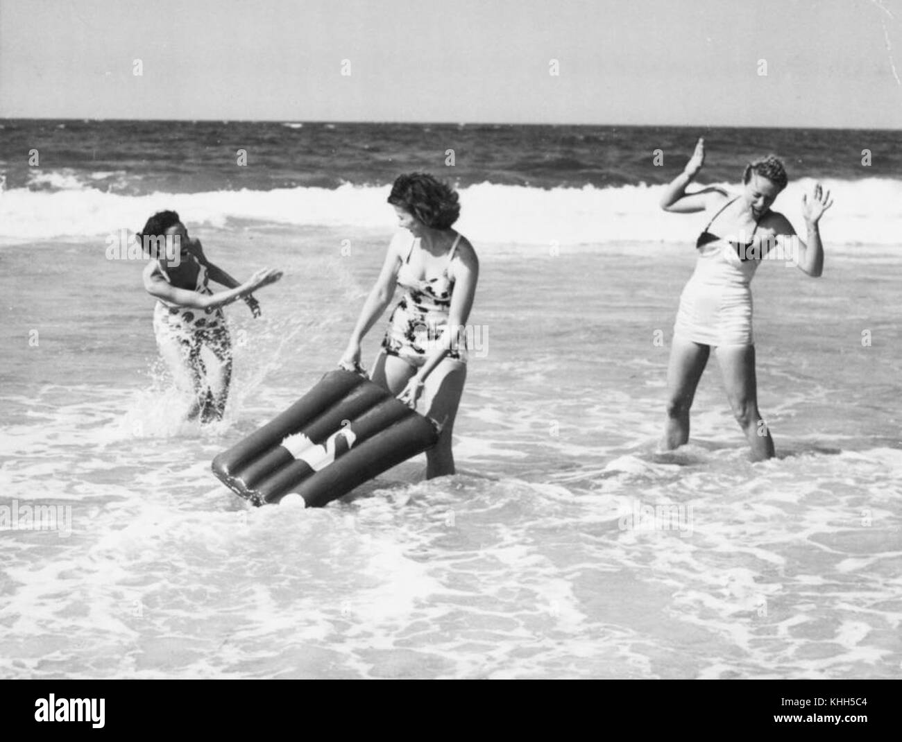 2 199155 giovani donne per la modellazione di un annuncio pubblicitario a Surfers Paradise, 1951 Foto Stock