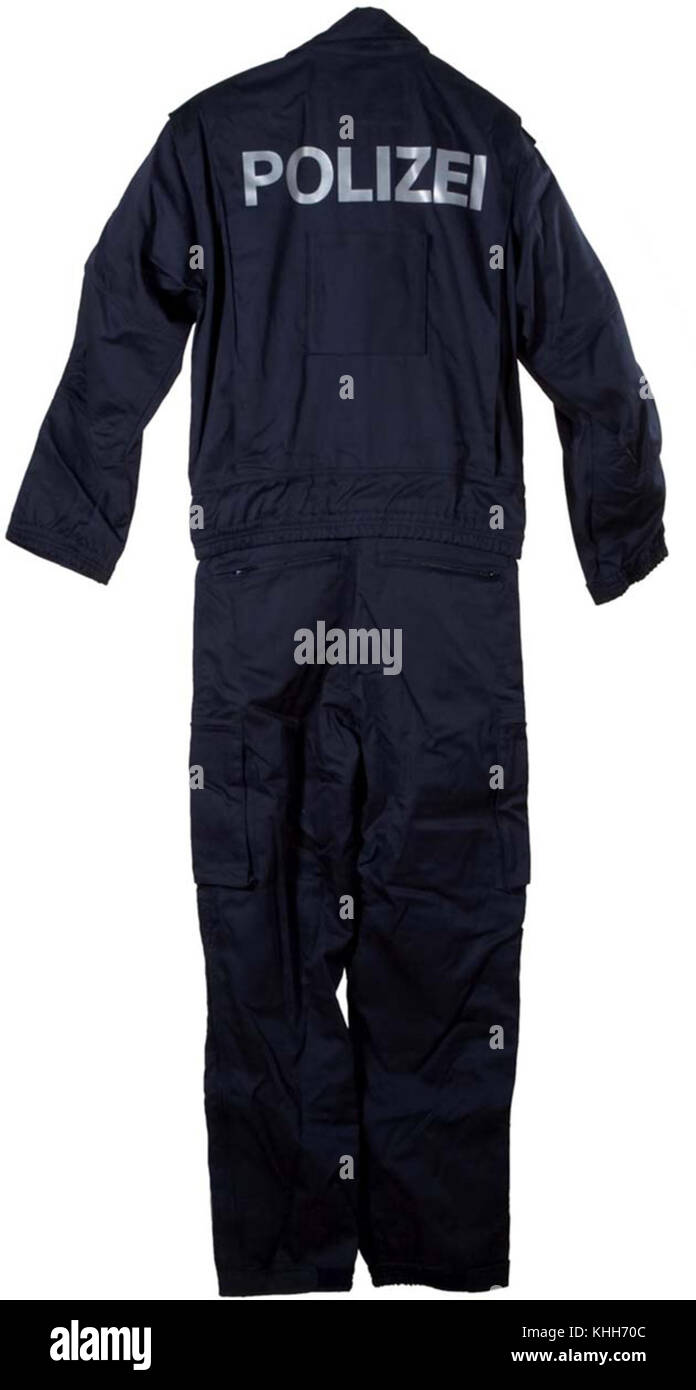 Questa immagine raffigura un membro della polizia federale austriaca (Bundespolizei) nella loro uniforme operativa, vista dal retro, che riflette le moderne pratiche di applicazione della legge in Austria. Foto Stock
