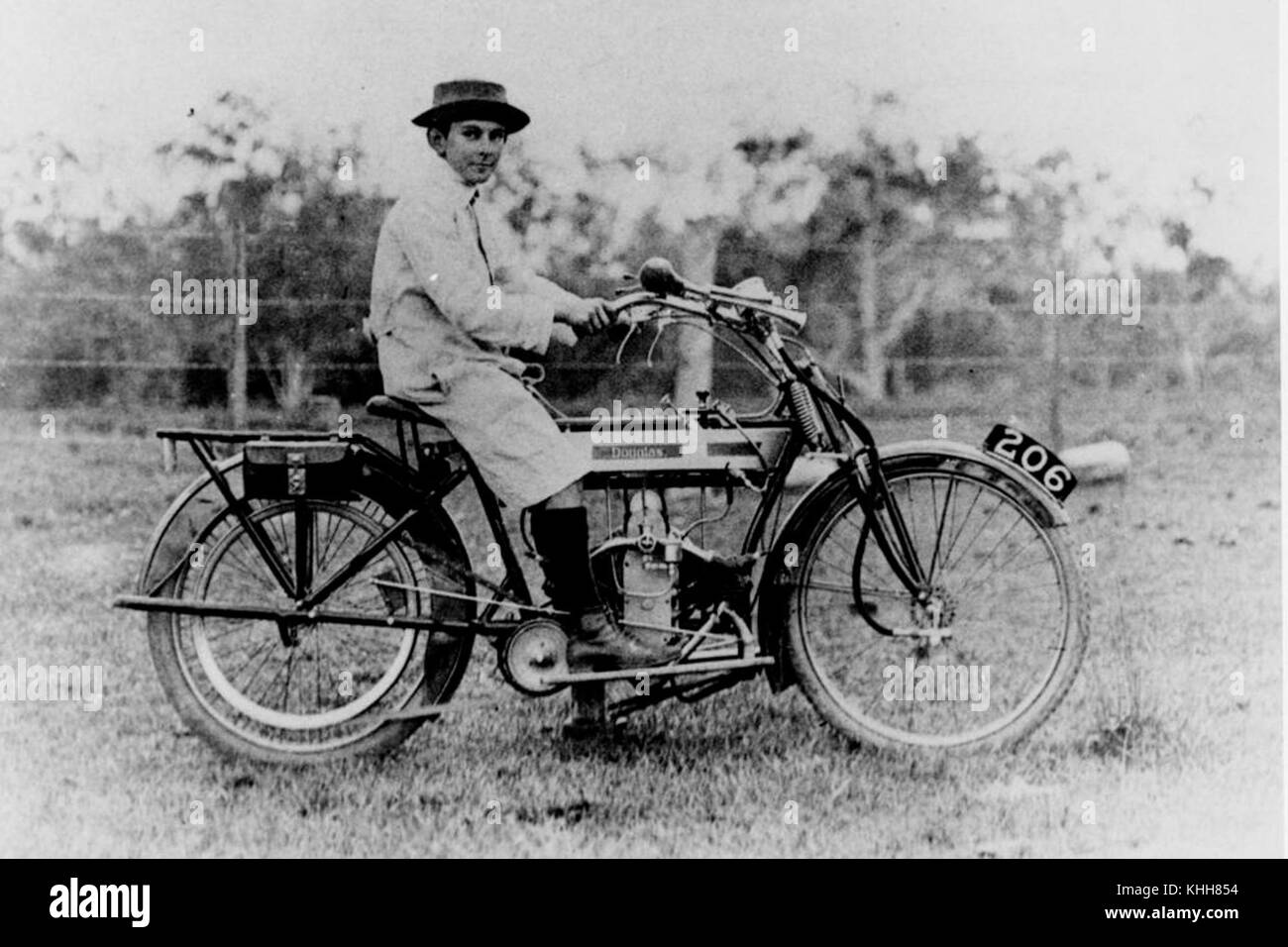 2 202319 Ragazzo seduto a cavallo di una motocicletta di Douglas, 1915 Foto Stock