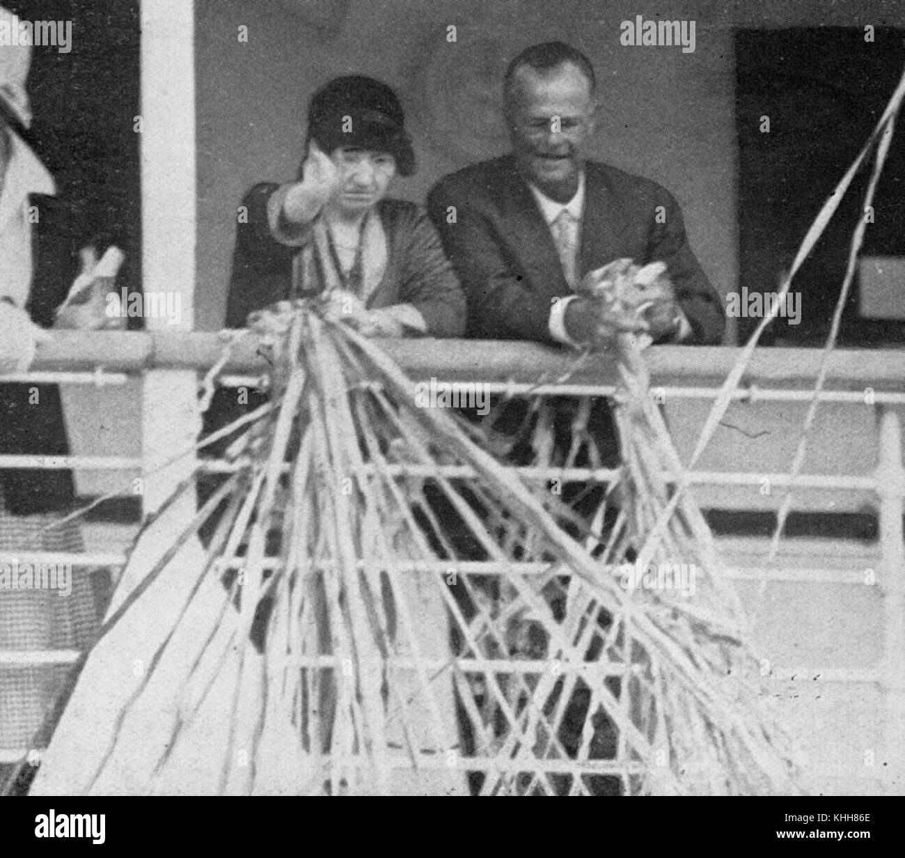 1 206849 sventolare dal ponte di una nave da crociera sono il Sig. e la sig.ra C. H. Briggs, Aprile 1930 Foto Stock