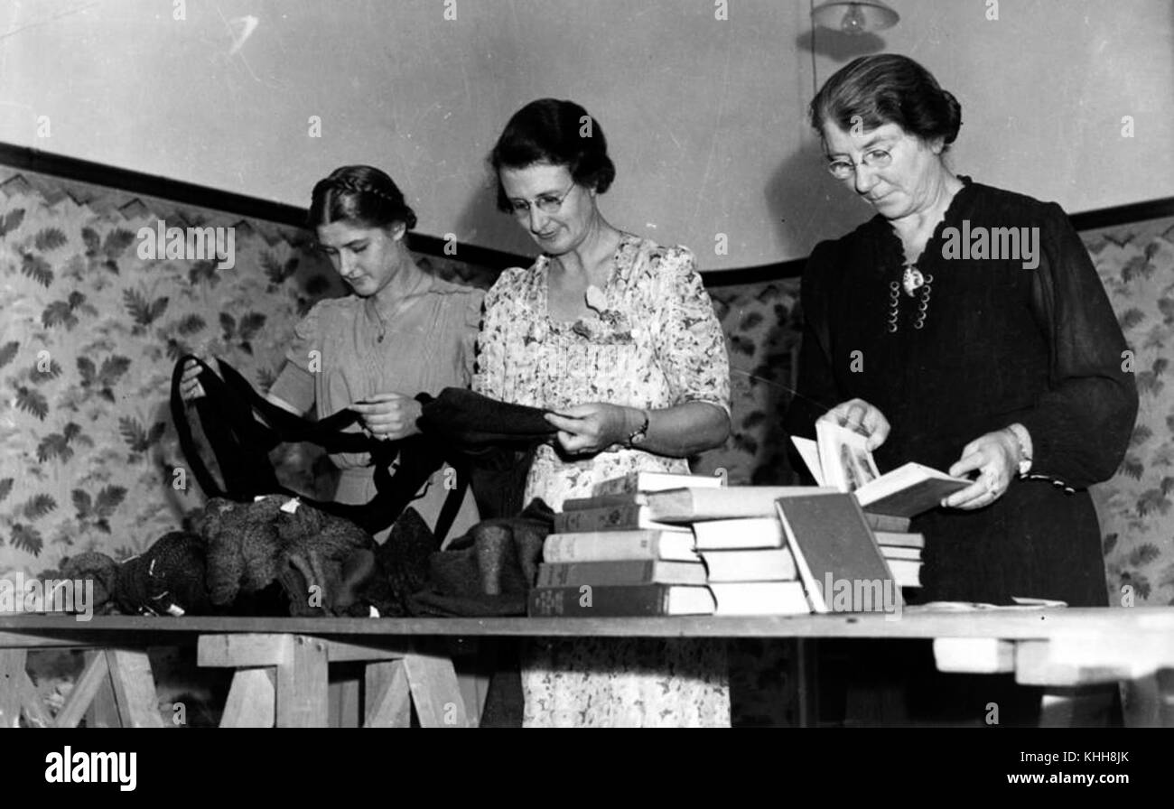 Nel marzo 1940, i gruppi universitari di Brisbane si unirono per gli sforzi di guerra. Questa iniziativa collaborativa ha visto gli studenti contribuire allo sforzo bellico durante la seconda guerra mondiale, sostenendo varie cause e organizzazioni nazionali attraverso il lavoro volontario e la partecipazione attiva. Foto Stock