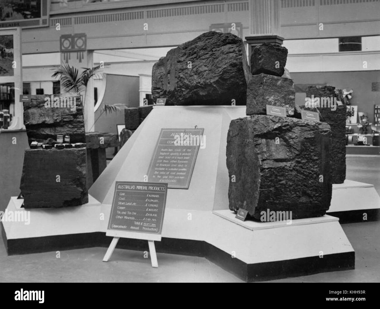 Il trofeo del carbone australiano, esposto alla British Empire Exhibition nel 1924, simboleggia i successi industriali del paese. È presentato nel Padiglione Australiano, evidenziando l'industria carboniera australiana all'inizio del XX secolo. Foto Stock