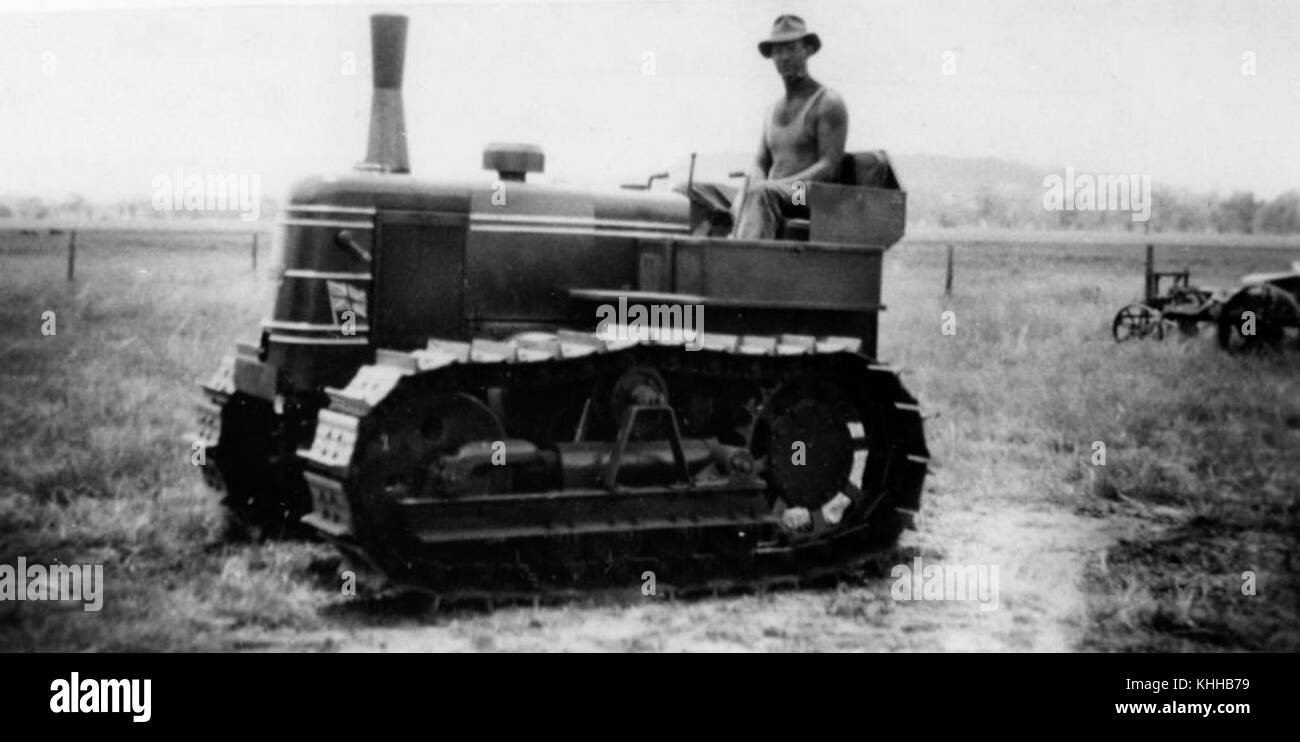 2 124939 H. S. Spence su un diesel trattore cingolato, Biloela, Queensland, 1949 Foto Stock