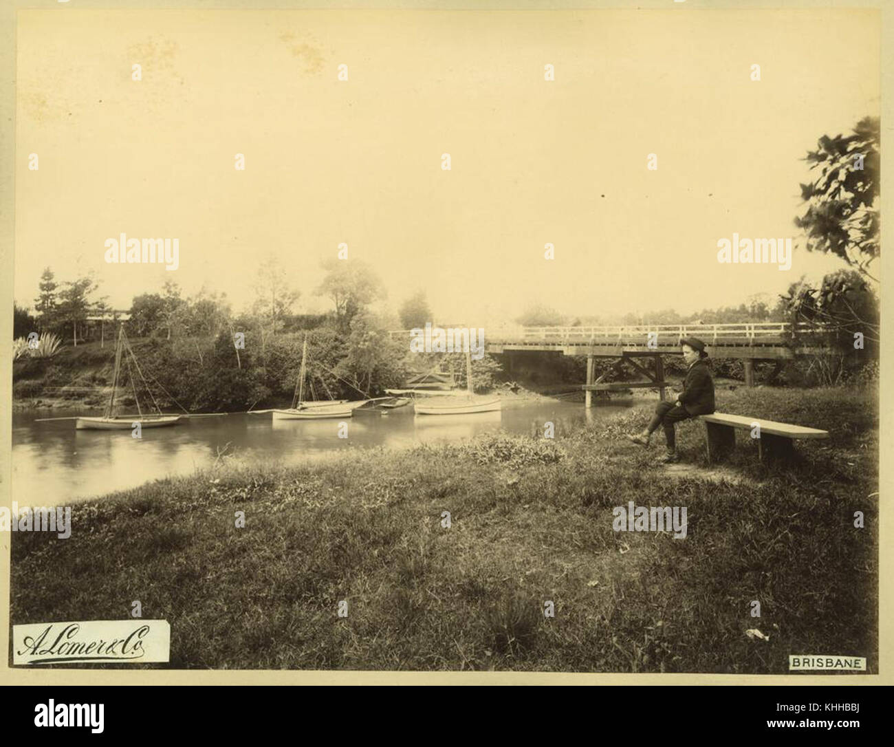 2 234858 giovane uomo seduto su una panchina a guardare le barche in Norman Creek, Brisbane, 1889 Foto Stock