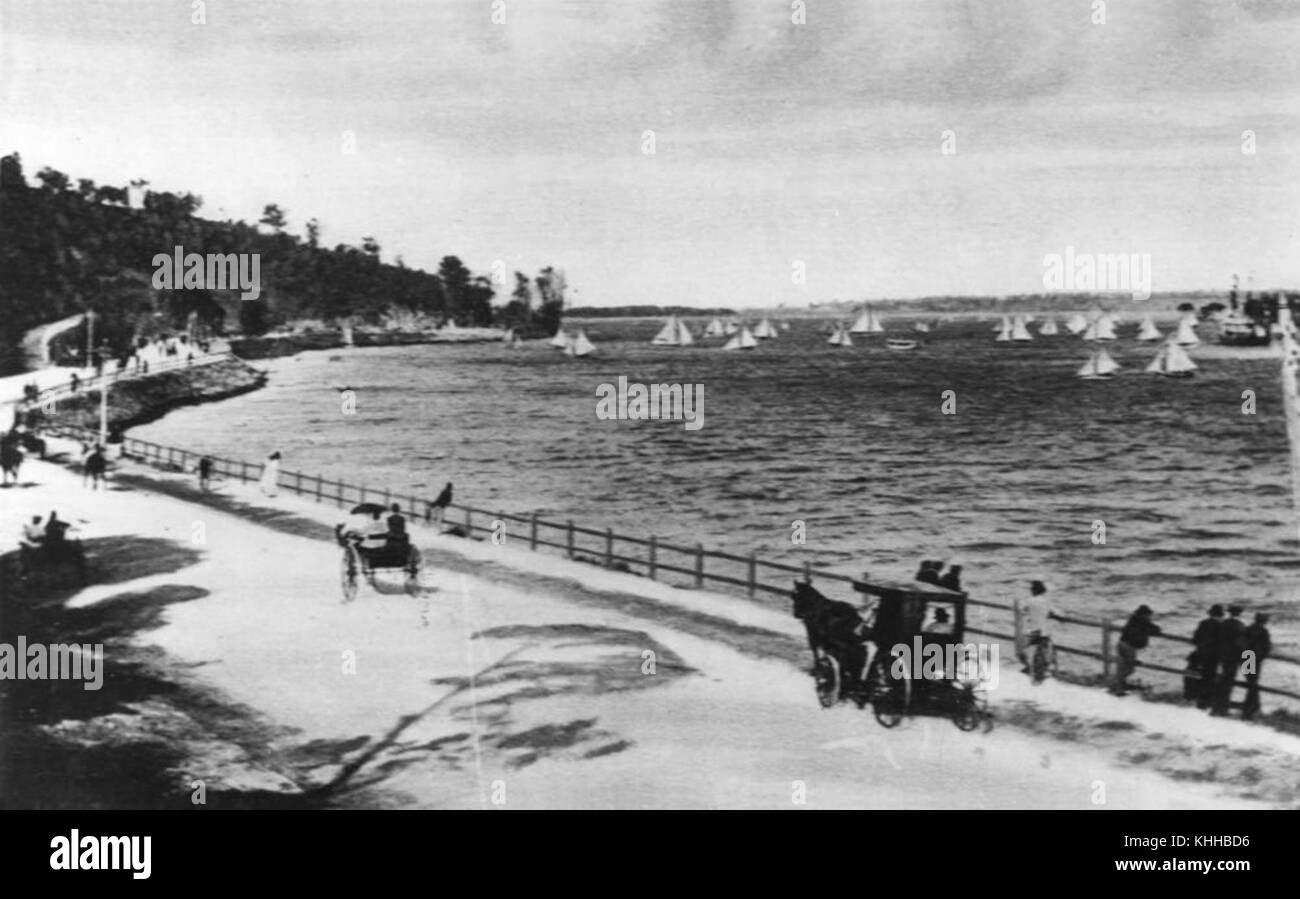 Questa fotografia mostra cavalli e carrozze lungo la Hamilton Road accanto al fiume Brisbane, intorno al 1906, offrendo uno sguardo sui trasporti dei primi anni del XX secolo e sullo sviluppo lungo il fiume di Brisbane. Foto Stock