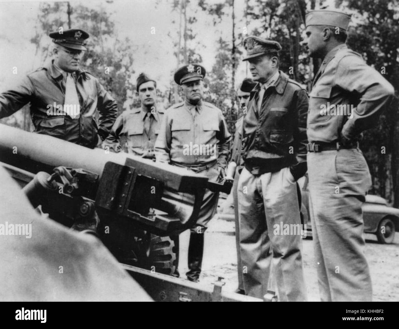 2 118608 Generale MacArthur ispezionando la pistola di artiglieria a Strathpine, Queensland, 1939-1945 Foto Stock