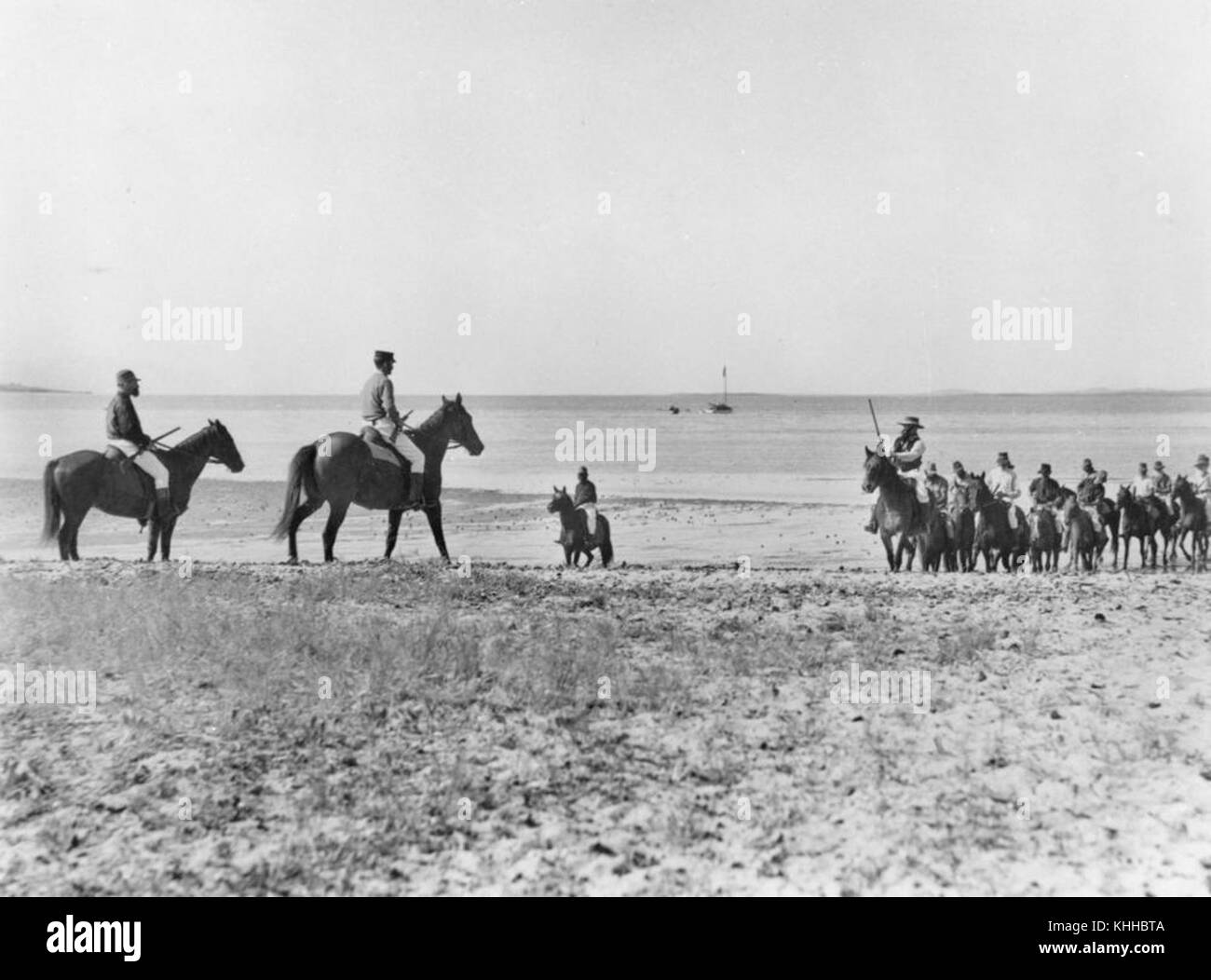 Questa immagine del 1951 raffigura 1,85500 partecipanti che partecipano a un evento di rievocazione a cavallo su larga scala a Bowen, probabilmente celebrando un evento storico o un'epoca con temi militari ed equestri. Foto Stock
