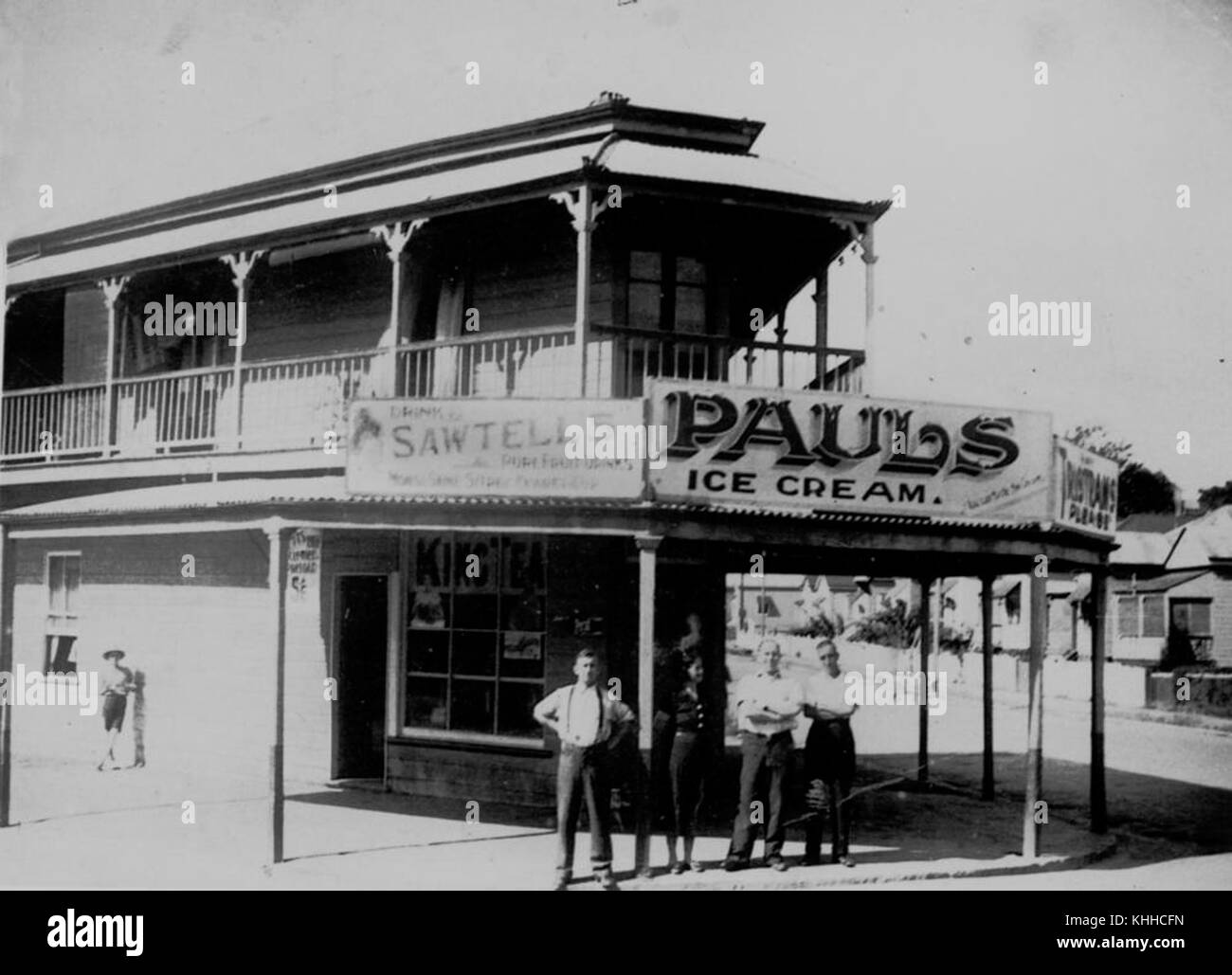 Questa immagine raffigura un negozio all'angolo nel West End di Brisbane, in Australia, degli anni '1930 Mette in evidenza l'architettura e il commercio locale dell'epoca, mostrando una tipica scena urbana dell'epoca. Foto Stock