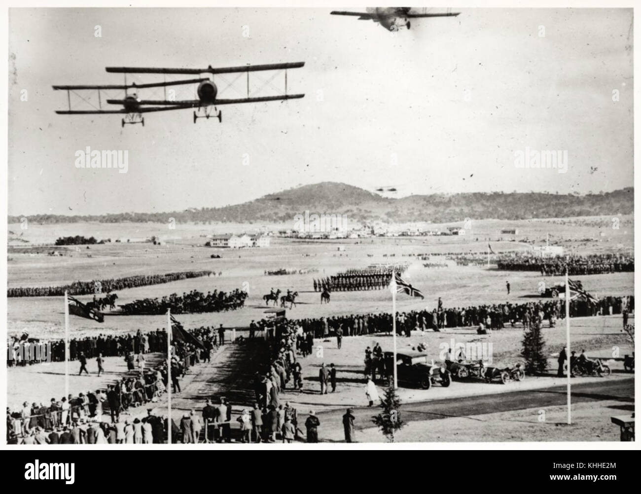 Una scena da York Park a Canberra durante una visita reale nel 1927, con diversi aeroplani che volano sopra la testa, catturando un momento dell'evento. Foto Stock