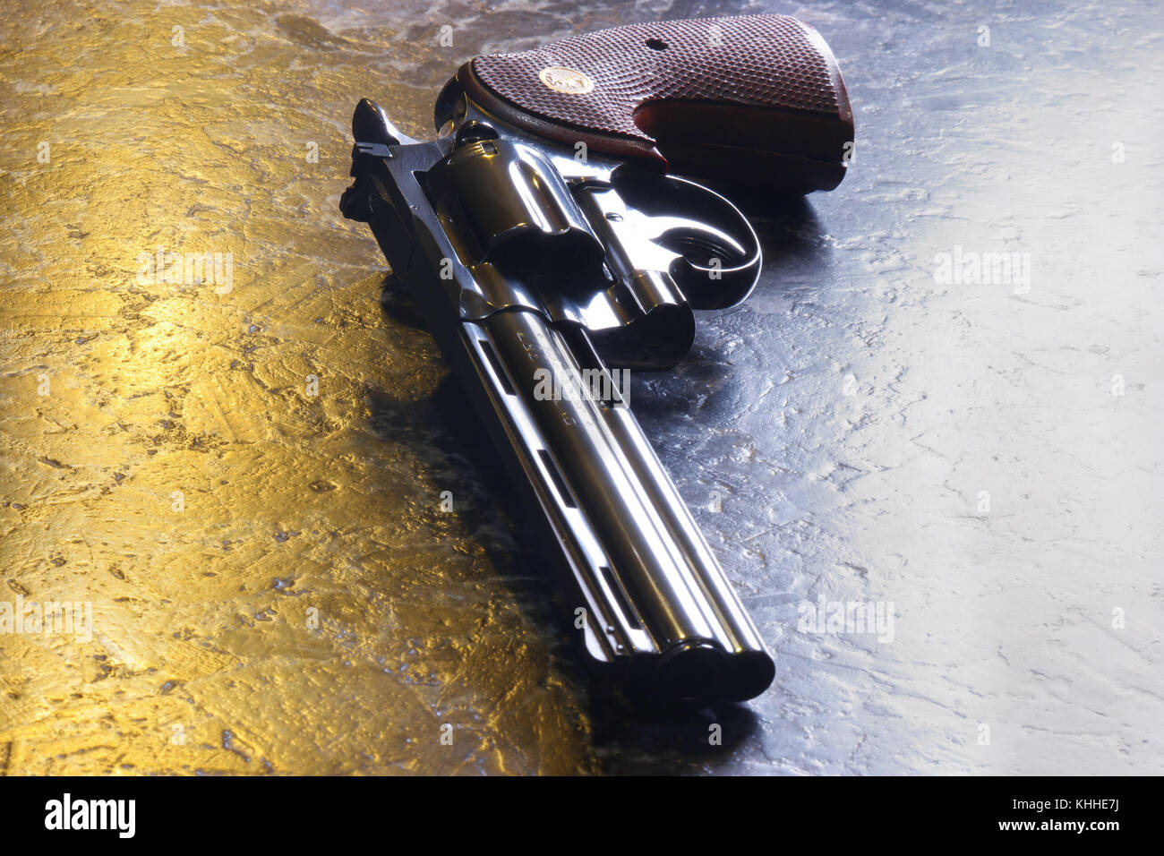 Il 1959 Colt Python è un revolver molto ricercato, riconosciuto per la sua ingegneria di precisione e durata. Conosciuto per la sua azione fluida e il suo fascino estetico, è un classico nella storia delle armi da fuoco. Foto Stock