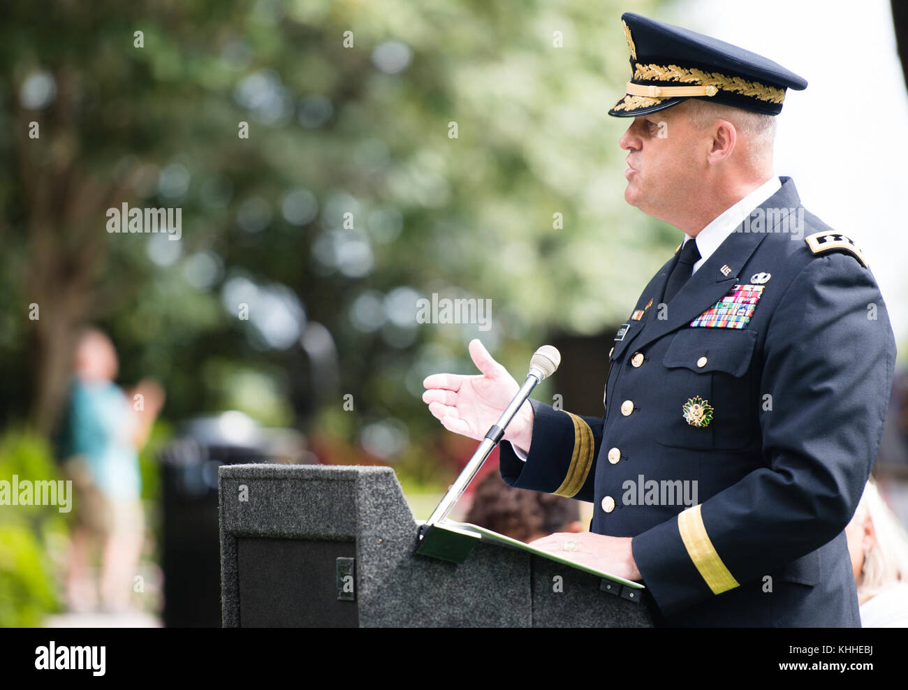 La 75a celebrazione annuale della domenica della madre della Stella d'Oro presso l'Arlington National Cemetery onora le madri che hanno perso figli o figlie durante il servizio militare. L'evento è un'occasione solenne che riconosce il loro sacrificio e il loro contributo alla storia della nazione. Foto Stock