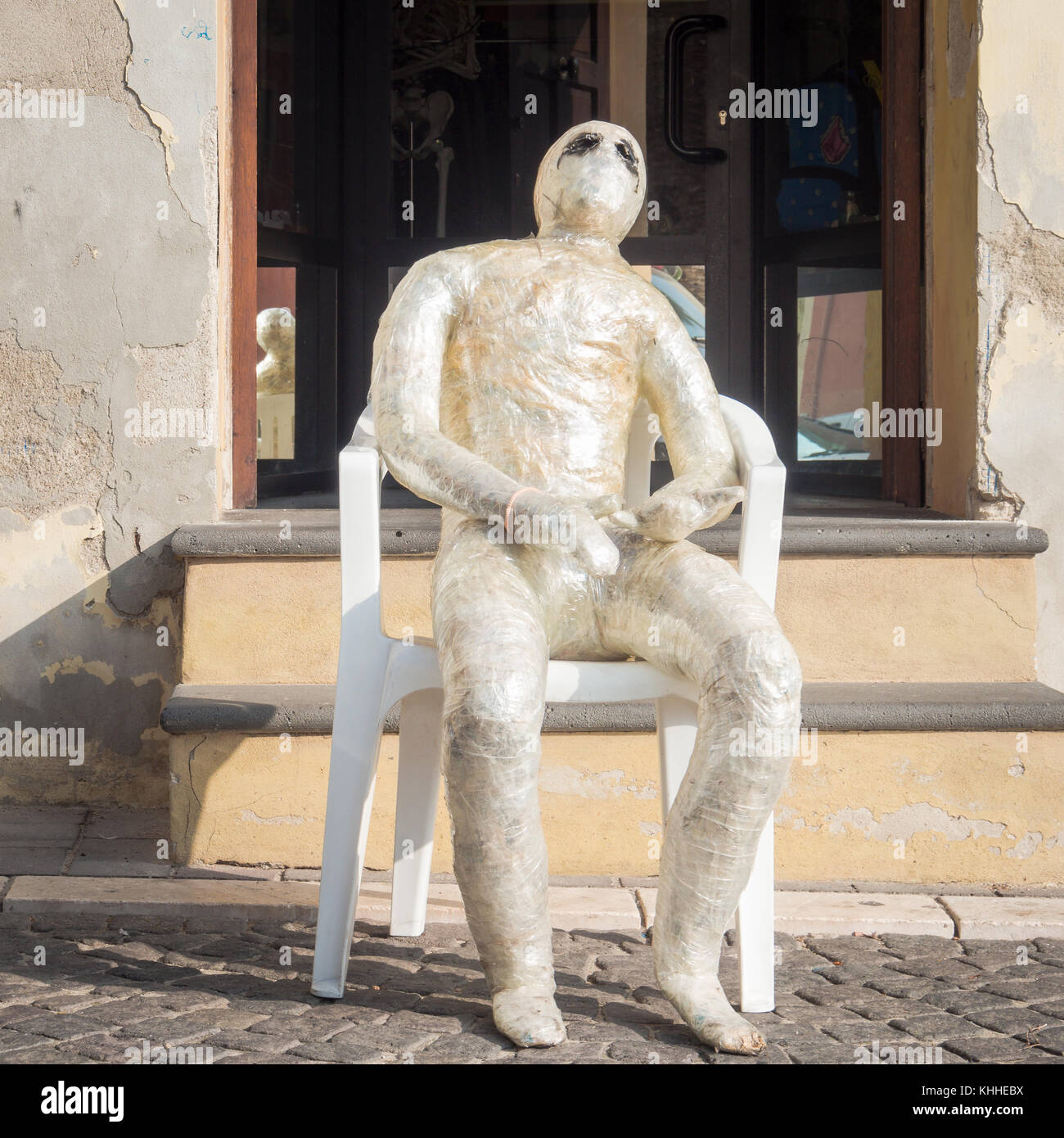 Mummia seduta in strada. divertente situazione sulla strada Foto stock -  Alamy