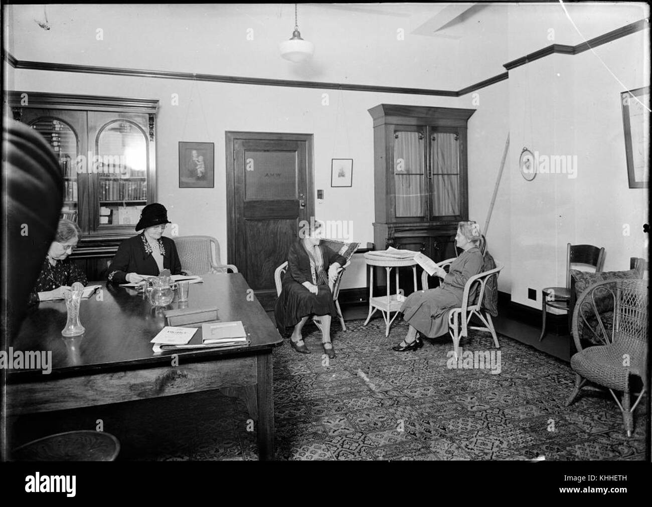 Le donne in una sala di lettura (4903287365) Foto Stock