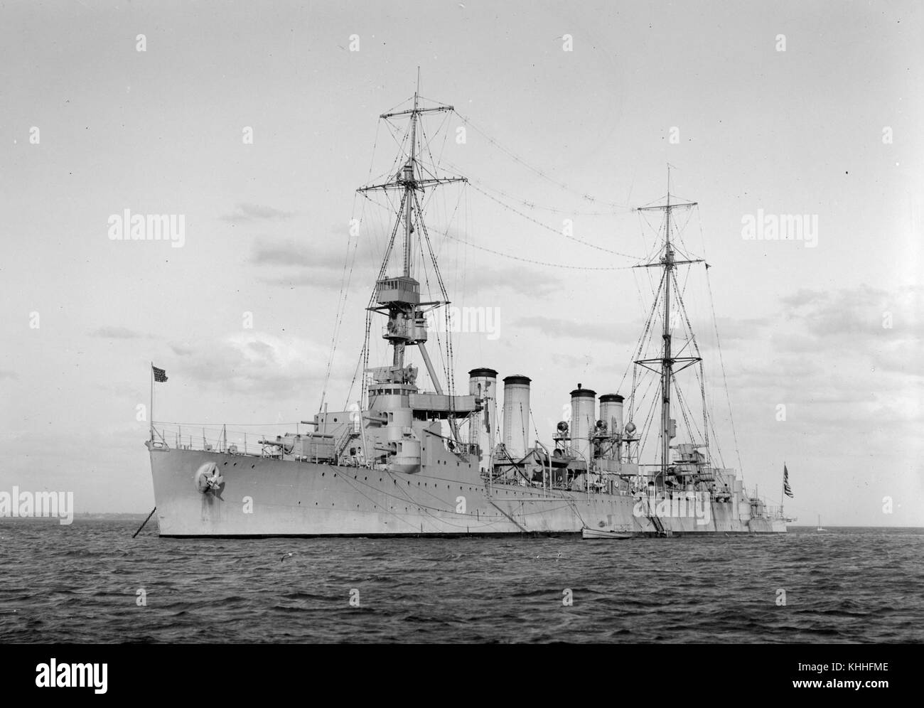 USS Memphis (CL-13) all'ancoraggio nelle acque australiane, negli anni Venti del Novecento (SLV H91.325.415) Foto Stock