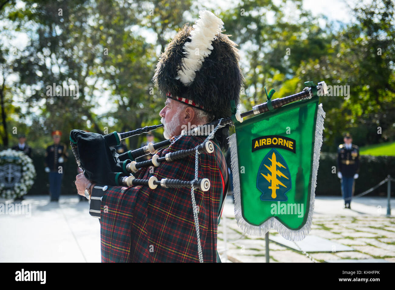 Il 1st Special Forces Command (Airborne) tenne una cerimonia di deposizione delle ghirlande per onorare l'eredità del presidente John F. Kennedy e il suo sostegno alle forze speciali dell'esercito degli Stati Uniti. L'evento ha riconosciuto il suo contributo alle operazioni militari e speciali. Foto Stock