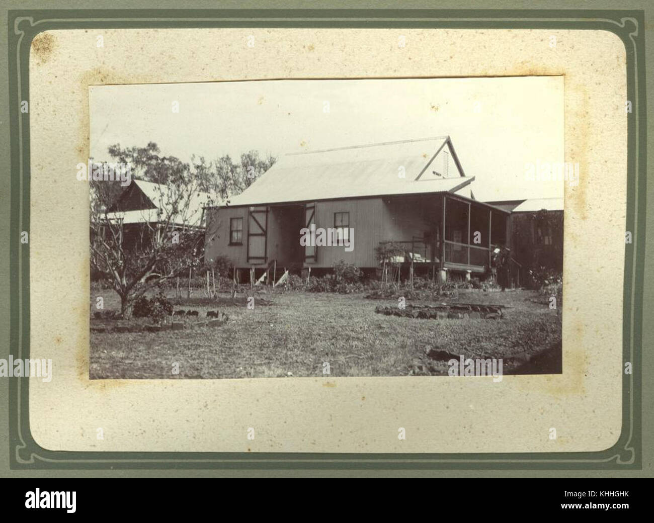 1 240893 Croxley homestead impostato in giardini ben curati Foto Stock