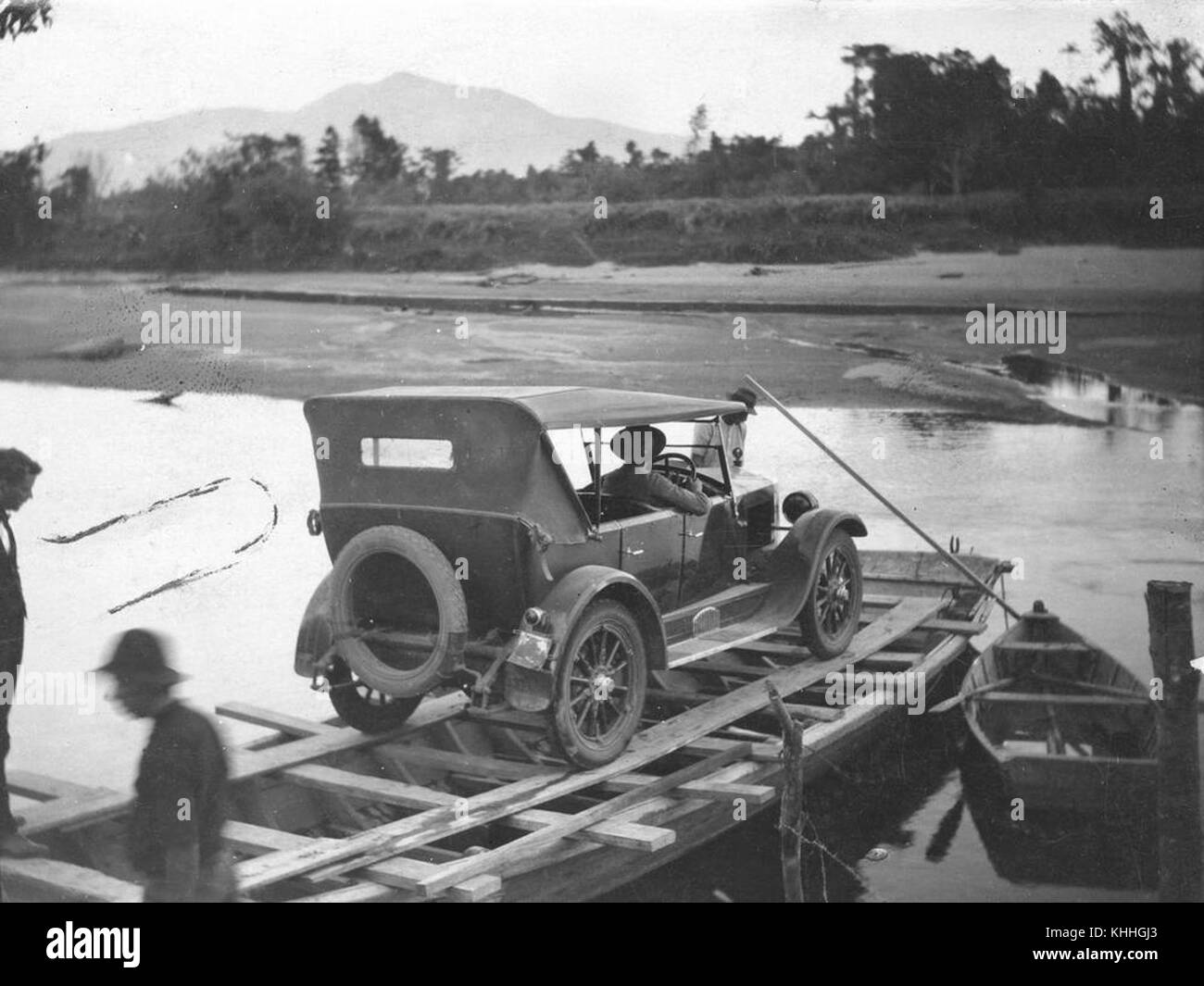 1 395013 auto su una chiatta attraversamento Fiume Tully, 1922 Foto Stock