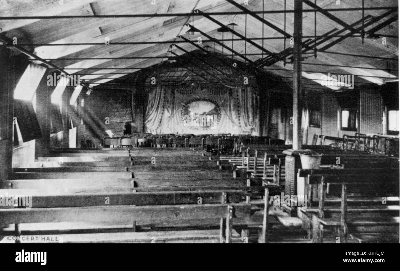 Questa fotografia cattura l'interno di una sala da concerto a Harefield Park nel Middlesex, Inghilterra, mostrando l'architettura e il design del locale. Foto Stock
