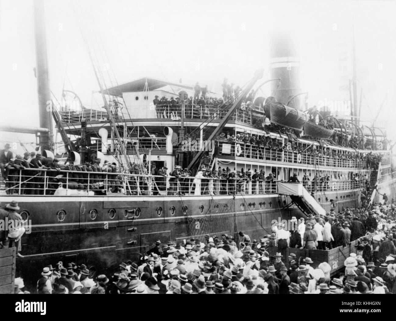 Il primo gruppo di truppe australiane parte da Townsville, Queensland, dirigendosi verso Thursday Island nel 1914, come parte della mobilitazione militare australiana durante la prima guerra mondiale Foto Stock