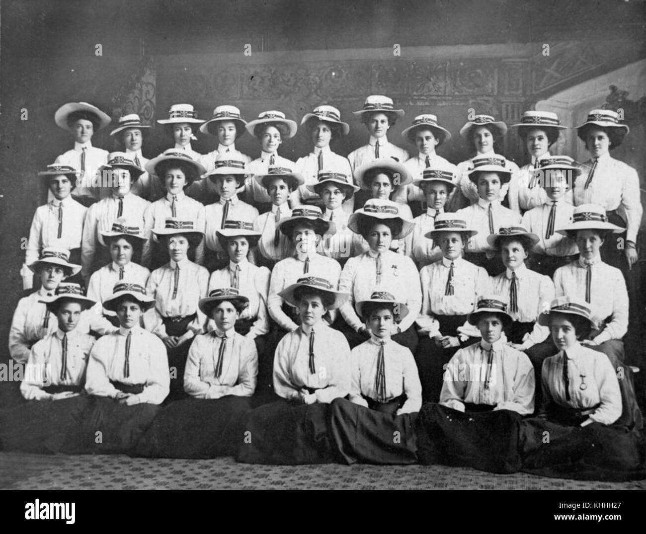 La fotografia mostra i membri del Brisbane Ladies Rowing Club intorno al 1907. Cattura la cultura sportiva femminile dei primi anni del XX secolo a Brisbane, evidenziando il ruolo delle donne nel canottaggio competitivo e nelle attività della comunità. Foto Stock