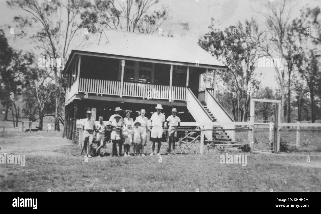 2 295991 i giocatori di Tennis in piedi fuori Oakview scuola statale, Oakview, 1946 Foto Stock