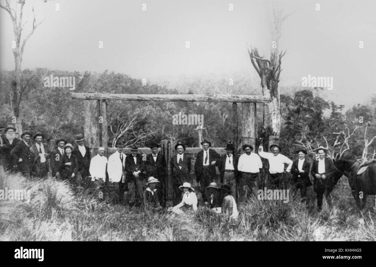 1 154251 Gruppo di persone al confine cancelli del New South Wales e Queensland, Collins Gap, 1916 Foto Stock