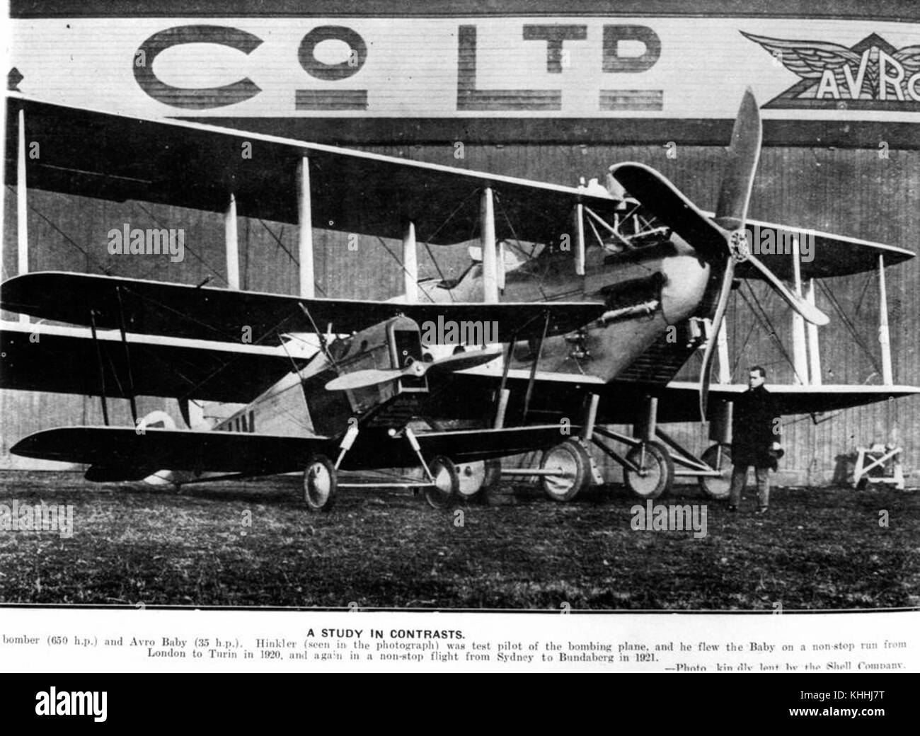 2 53272 Bert Hinkler in piedi di fronte a due aeroplani Foto Stock