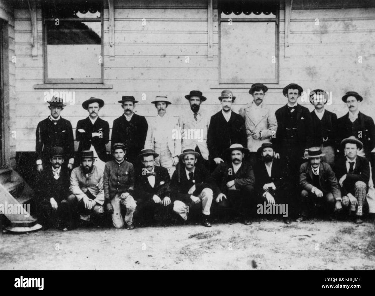Questa fotografia raffigura lo staff dell'ufficio postale di Bowen intorno al 1890, catturando un momento nella storia dei servizi postali della zona. L'immagine offre informazioni sull'abbigliamento dei lavoratori e sul funzionamento degli uffici postali durante quell'epoca. Foto Stock