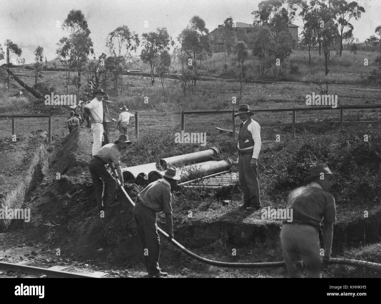 2 153135 la posa di tubazioni di acqua a Mount Morgan, 1905 Foto Stock