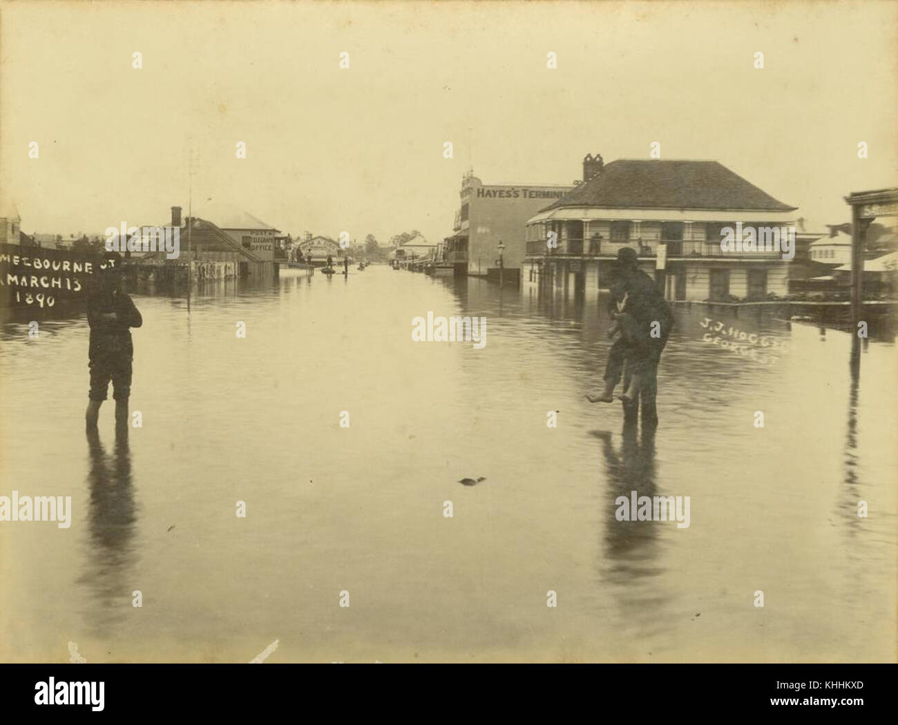 Fotografia di una grande inondazione nel 1890 che mostra edifici e strade sommerse su Melbourne Street nel sud di Brisbane, evidenziando significative inondazioni urbane durante il periodo. Foto Stock