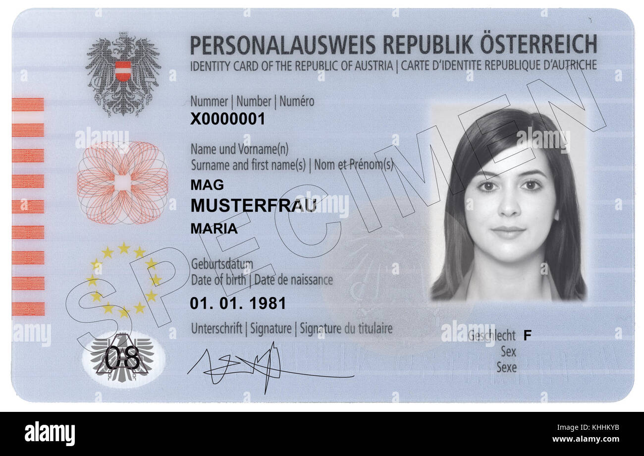 La Personalausweis austriaca, o carta d'identità, è un documento ufficiale del governo utilizzato per confermare l'identità dei cittadini austriaci. Si tratta di una parte essenziale del sistema nazionale di identificazione e funge da documento chiave ai fini del viaggio e dell’identificazione. Foto Stock