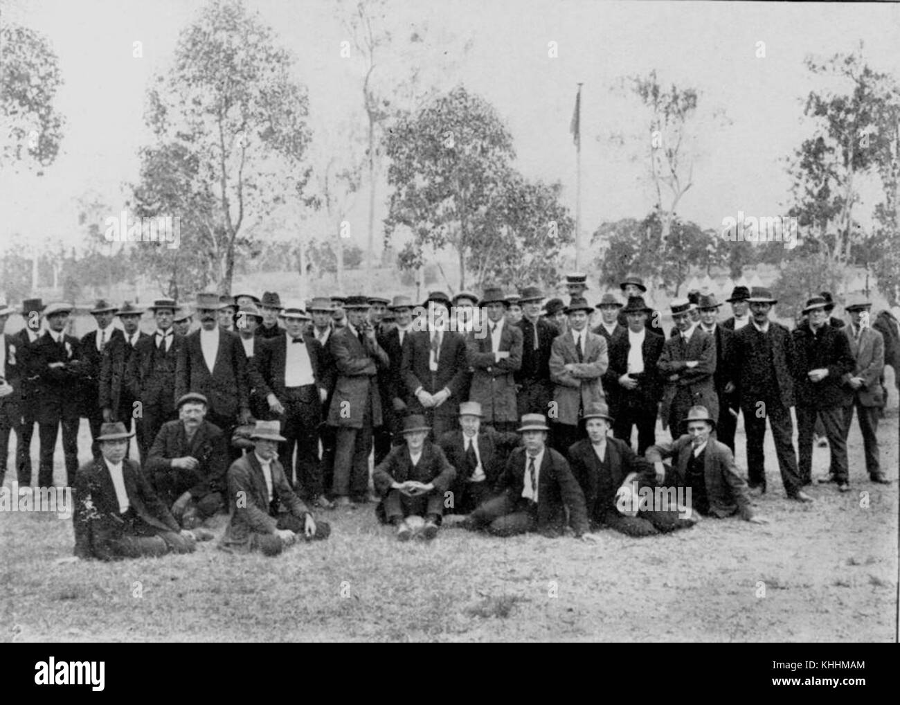 2 174831 Gruppo di uomini in attesa di arruolarsi nella prima guerra mondiale, 1914 Foto Stock