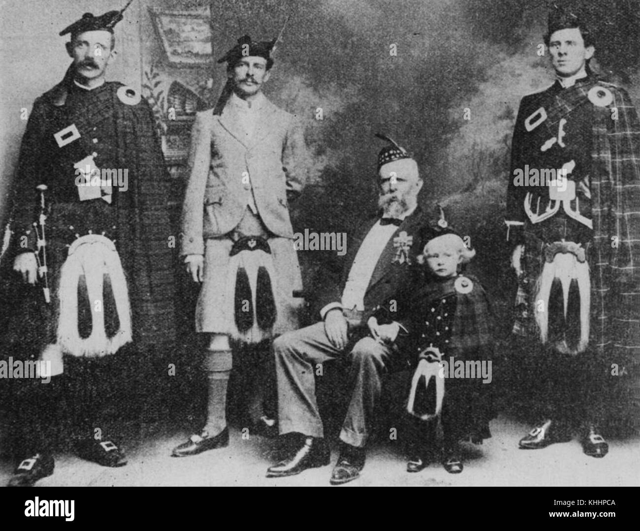 Questo ritratto del 1903 cattura i membri della Warwick Caledonian Society, vestiti con tradizionali kilt tartan, un gruppo culturale scozzese noto per la sua celebrazione del patrimonio scozzese. Foto Stock